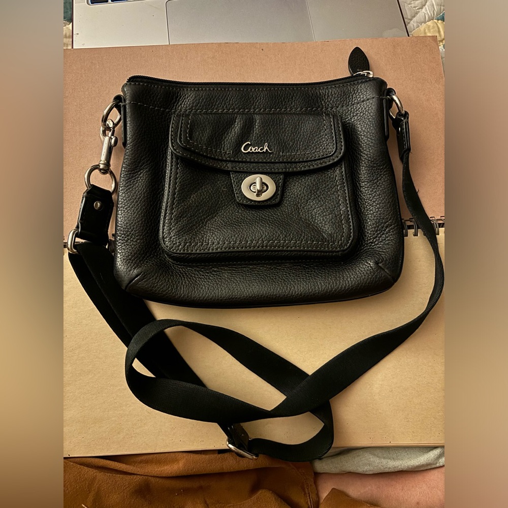 Classic Black Leather Coach Crossbody Bag 🖤✨ Versatile & Timeless